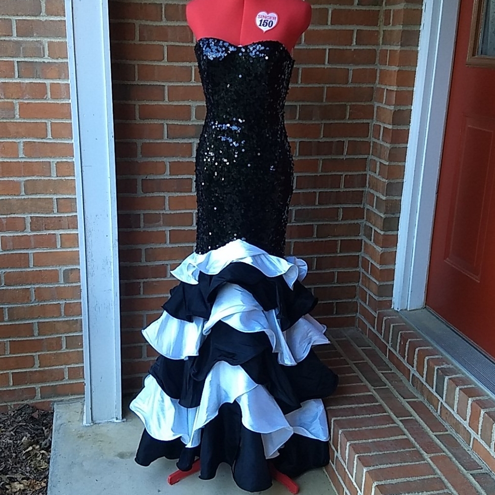EUC sz 2 B/W strapless gown